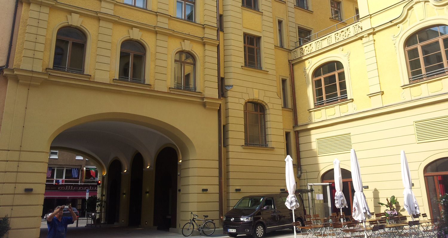 Denkmalgerechte Fassadenarbeiten am Deutschen Theater München